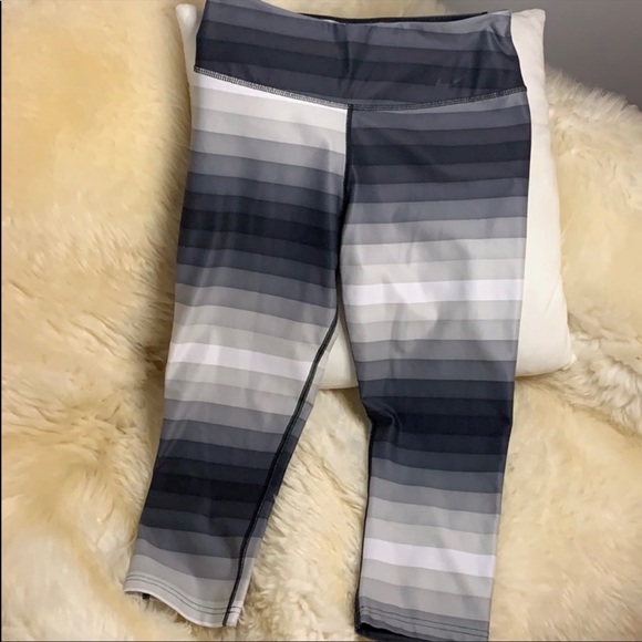 Nike Dri Fit Capri Legging - Picture 1 of 6